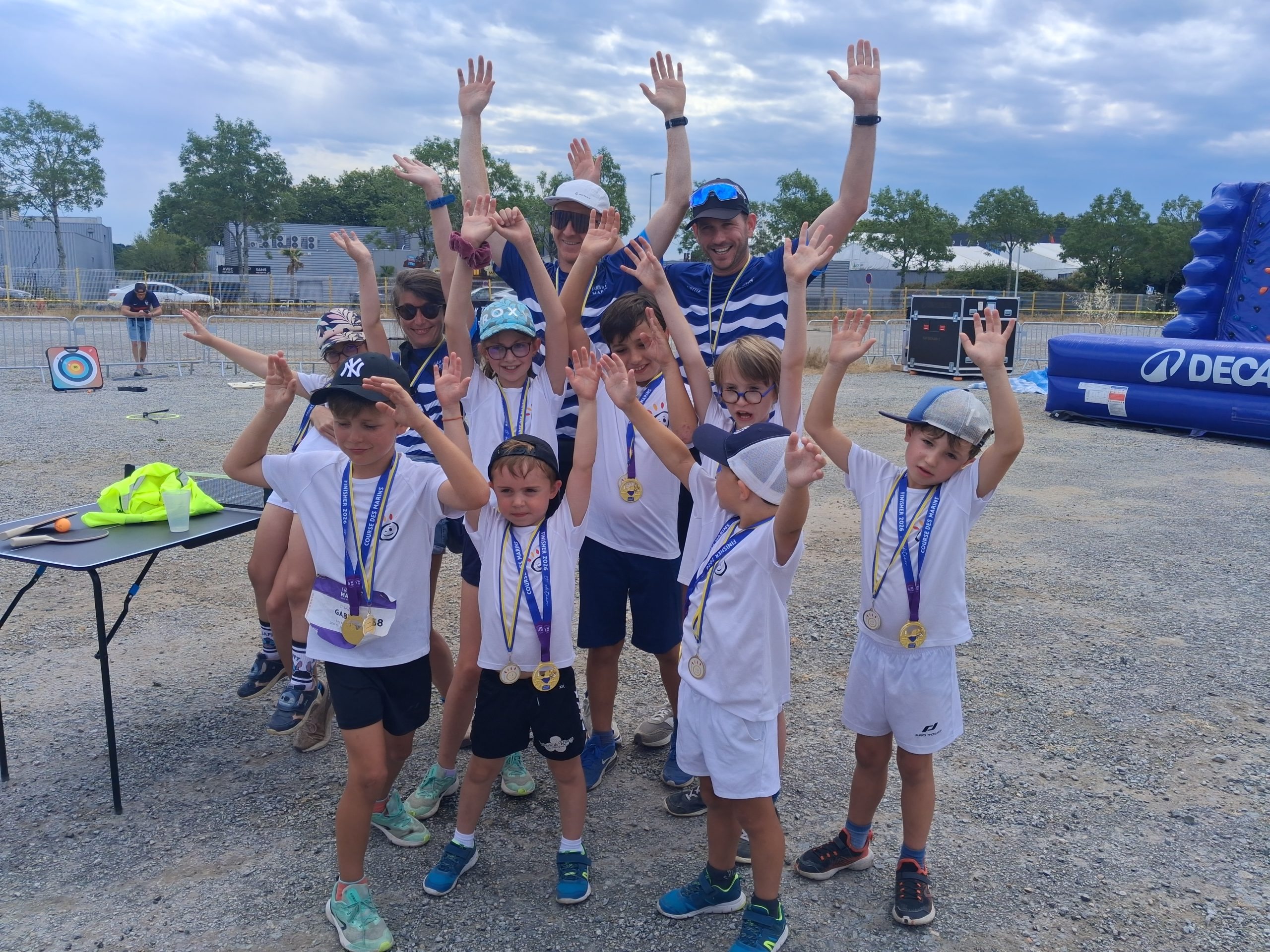 Enfants d'Arméloizirs avec leurs médailles après une course