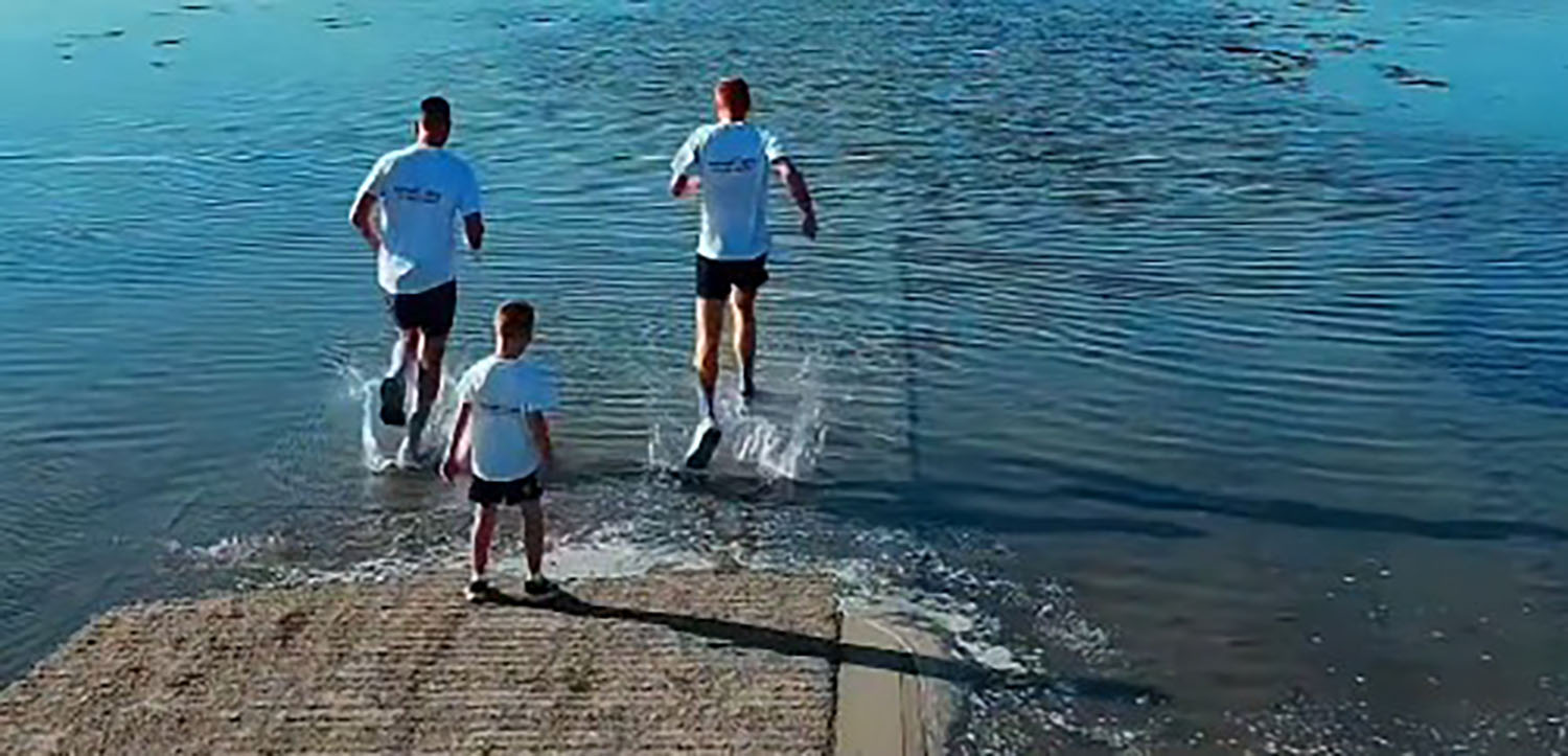 Coureurs traversant l'estran à marée basse